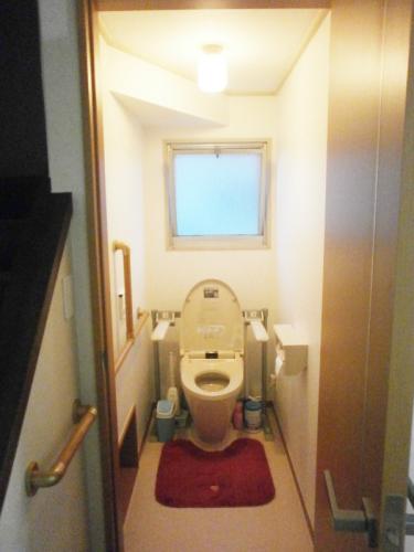 手すりを少し工夫し、肘掛手すりを使用しました！写真の左側下のスペースに猫用のトイレスペースを設けました！