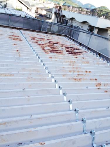 屋根材を取りつける為の金具です。固定して行きます。