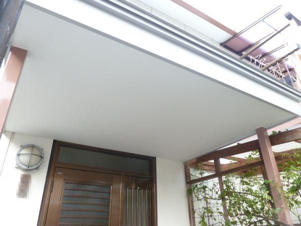 玄関屋根は錆びて落ちていたので取替えました。