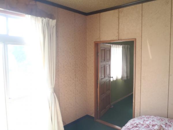 以前の寝室です。壁紙が傷んでおり、天井の色が暗く、狭い印象でしたが…