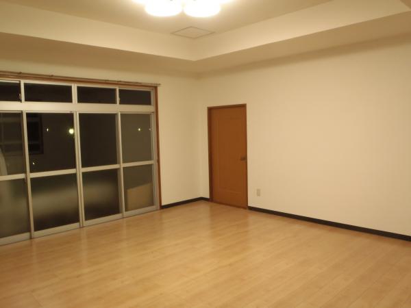 床をフローリングに張替え、天井もキレイになりました！部屋が広く見え、素敵な寝室になりましたね。