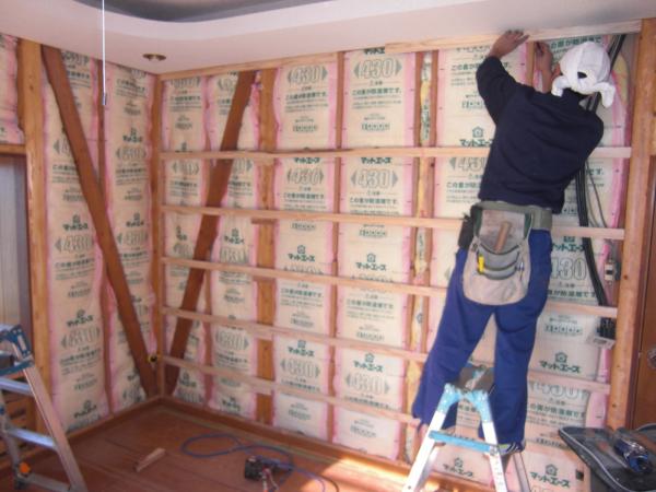 その上から木材でクロスを貼る下地を作っていきます。