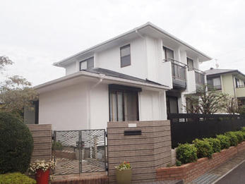 外壁が白、塗り物・屋根などが黒色の統一感のある仕上がりとなり、ご満足いただけました。