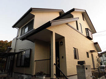 塗装前の補修もしっかりとしていて、艶のある仕上がりになりました。