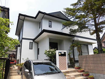 外壁と屋根の塗装で見違える明るさになりました。