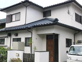 外壁・屋根の経年劣化を補修し、綺麗な白い家になりました。