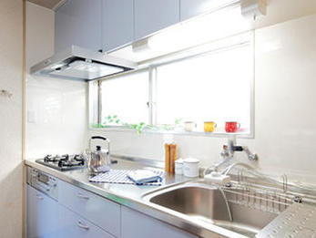 明るく爽やかな雰囲気のキッチン、手入れのしやすさが決め手!