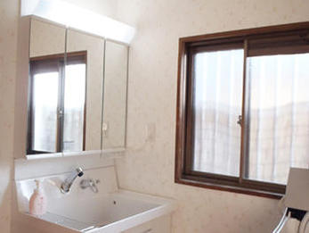 清潔感のある洗面台になりました。鏡の中に収納もでき、安心。