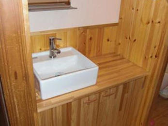 無垢材で手手造りした洗面で、木のぬくもりが感じられます。