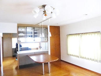 清潔感溢れる白クロスに変えて採光のいい家に。