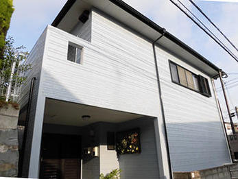 外壁は遮熱効果のある塗料を塗り、暑さから建物を守ります。