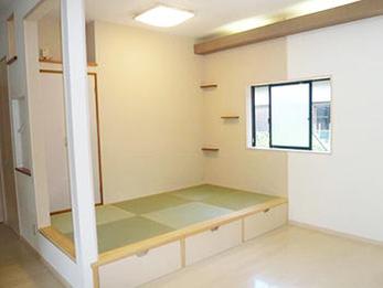 リビングの一部に琉球畳をひき、和風なお部屋に。