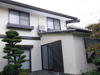 外壁も屋根も、また玄関まで新築の様になり、ご近所からもご好評でよかったです。