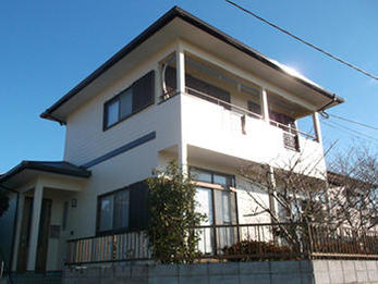 外壁はチョーキング、屋根も色褪せが発生していましたが、綺麗になりました！