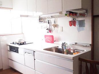 とても明るい雰囲気に変わりました。システムキッチンになり収納が増えました。