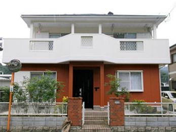 外壁の汚れが特にひどかったですが、洗浄と塗装で綺麗になりました!