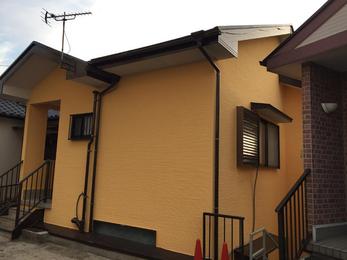 壁色も一新して見違えるようになりました。ガイナは艶消しのため、一見派手に見える色でも落ち着いた仕上がりになります。屋根もピカピカになりました。