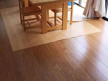 部屋の出入り口部分の床が沈むとのご依頼。気づかれていなかった沈む部分も同時に補修をさせていただきました。