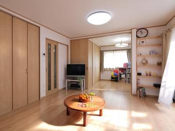 「明るく風通しの良い家に」とのご要望に応じるのはもちろん、今後、築70年を迎えたときも安心して暮らしていただけるよう、基礎や構造を根本から強化し、耐久性を向上させることにこだわりました。無理なくローン返済が出来るよう、予算配分を工夫したところもポイントです。