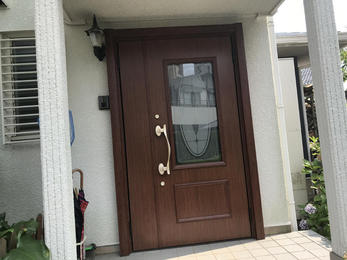 おしゃれな玄関ドアへ！　　　　　　　　　‿