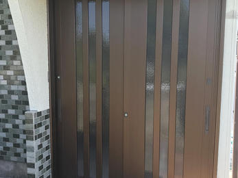 1日で玄関ドアをリフォーム（ドアリモ）！！