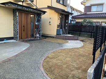 生まれ変わった、玄関へのアプローチ！