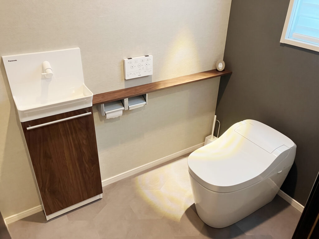 内装と設備を一新し、落ち着きのあるおしゃれなトイレへ