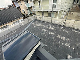 施工前の屋根はグレーのスレート瓦で、ヒビ割れや塗膜の剥離が見られ、劣化が進んでいました。雨漏りのご相談もあり、雨漏りの原因になりやすい屋根窓のドーマーもあったため、屋根のリフォームが必要でした。