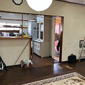 LDKと廊下は床のたわみが大きく、歩くとブワブワと沈む状態でした。キッチンまわりには間仕切りがあり、ダイニングとのつながりが少なく、全体的に暗く閉鎖的な空間でした。