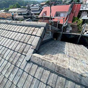 建築当初から使用していた瓦は経年劣化が進み、表面が傷んでいる状態でした。瓦だけでなく、その下の防水部分も含めて見直す必要がありました。