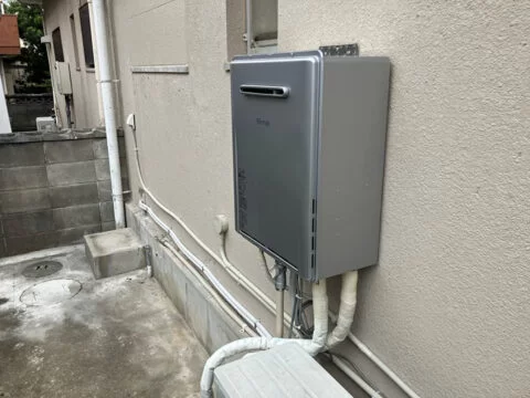 別でついていたガス釜も撤去し、ガス給湯器を１つで賄うように施工しています。
エコジョーズタイプを設置しガス代も節約できるようになりました。