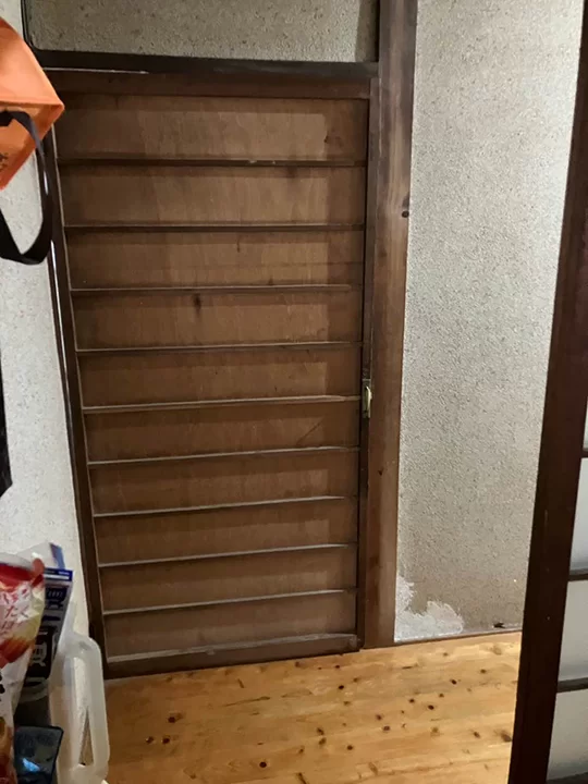 建具を造作して、猫ちゃん出入り可能なドアに